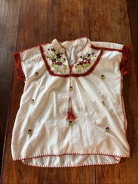 Womens vintage 60s or 70s White Embroidered Peasant Top with Rust Trim